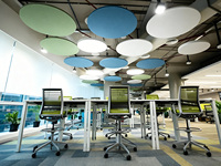 Panneaux acoustiques circulaires en PET pour salles de réunion NRC 0.95 Nuages absorbants le son ronds