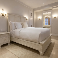 Ensemble moderne de cadre de lit, tête de lit et table de chevet en contreplaqué blanc, écologique et durable, pour mobilier de chambre de villa, appartement, hôtel