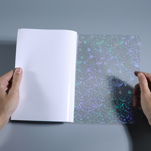 Film Laminasi Dingin Holografik A4 Berkualitas Tinggi, Bahan PET Lembut Mengkilap, Perekat Sendiri, Transparan, untuk Pita Natal - Product Image 1
