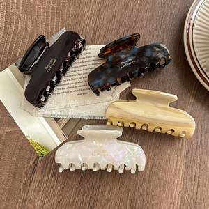 Pince à cheveux en acétate personnalisée style coréen, lettres dorées de grande taille et pinces à cheveux de forme géométrique, conception simple pour un <span class=keywords><strong>usage</strong></span> <span class=keywords><strong>quotidien</strong></span> - Product Image 5