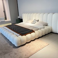 Lit plateforme en tissu crème italien, rembourré en laine d'agneau, lit double, mobilier minimaliste moderne pour chambre principale de villa