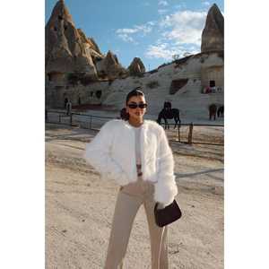 Manteau long en fourrure vintage blanc cassé avec fourrure courte teinte et tissée, motif imprimé et décoration de boutons - Product Image 1