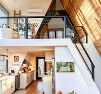 Cabane triangulaire préfabriquée moderne en forme de A, directement de l'usine, pour complexe de glamping avec balcon, façade entièrement vitrée et deux étages