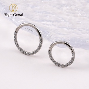 Anillo de titanio con bisagras, 16G, ASTM F136, CNC, CZ, con Clicker, <span class=keywords><strong>Piercing</strong></span> de aro - Product Image 1