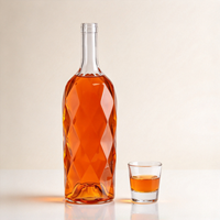 Bouteilles en verre transparent coupées avec liquide orange pour whisky, brandy, vodka, gin et présentation de bar moderne
