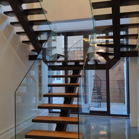 Modèle classique d'escalier droit en bois à double plaque moderne avec lumières décoratives pour application d'appartement, de villa et d'hôtel