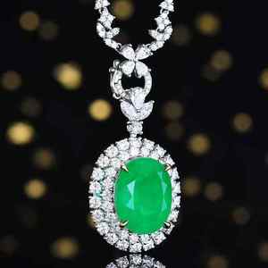 Collar con colgante de joyería de lujo SGARIT, piedra preciosa de esmeralda natural de 10.61 ct y 59 piezas de diamantes naturales con un total de 2.746 ct. - Product Image 2