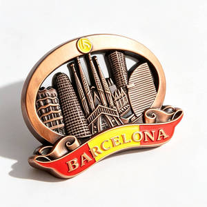 Imanes de nevera metálicos personalizados al por mayor, imán de nevera ovalado de bronce con diseño del edificio Gaudí de Barcelona y la cinta roja. - Product Image 3