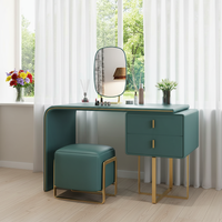 Ensemble de coiffeuse moderne minimaliste en bois massif éclairé avec miroir ovale et tabouret, idéal pour la décoration des chambres d'appartements et d'hôtels