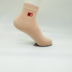 Chaussettes tricotées personnalisées Crew Broderie Chaussettes de haute qualité à bas quantité minimale de commande Chaussettes personnalisées de bonne qualité Poignée unisexe brodée avec son propre logo - Product Image 4