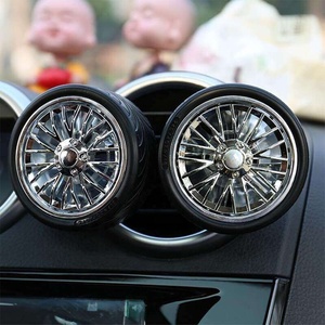 Ambientador de <span class=keywords><strong>Coche</strong></span> con Aroma Sólido Automotriz, Diseño Único en Forma de Neumático, Rotación, Perfume de Aceite Suelto al por Mayor, Clip de Ventilación - Product Image 4