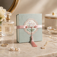Boîte en carton rigide de luxe personnalisée avec logo pour cartes-cadeaux de mariage, finition mate et gaufrage, pour présentation de bougies avec poignée