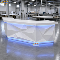 Comptoir de bar de luxe en Corian blanc avec éclairage bleu pour divertissement à domicile, bars commerciaux, boîtes de nuit, clubs privés, événements et discothèques