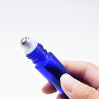 Bouteille d'essence à boule en verre de 10ML dans un récipient séparé