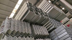 Barre d'angle en acier laminé à chaud Q235 conforme à la norme ASTM, traitement personnalisé pour <span class=keywords><strong>les</strong></span> résidences modernes, <span class=keywords><strong>les</strong></span> structures en acier, <span class=keywords><strong>les</strong></span> bâtiments d'usines - Product Image 5