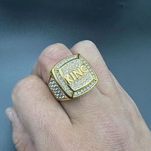 Anillo <span class=keywords><strong>de</strong></span> Dedo KING <span class=keywords><strong>de</strong></span> Acero Inoxidable con Baño <span class=keywords><strong>de</strong></span> Oro PVD <span class=keywords><strong>de</strong></span> 18k y Diamantes <span class=keywords><strong>de</strong></span> Imitación <span class=keywords><strong>para</strong></span> Hombre, Estilo Hip Hop - Product Image 6