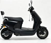 Scooter électrique noir mat, directement de l'usine, design moderne et minimaliste, mobilité urbaine, moto électrique pour adultes