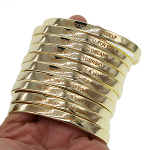Bracciale Aperto Minimalista Placcato Oro Lucidato, Bracciale <span class=keywords><strong>a</strong></span> Fascia Impilabile con Messaggio Inciso, Regalo per <span class=keywords><strong>San</strong></span> <span class=keywords><strong>Valentino</strong></span> - Product Image 6