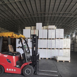 Fornitura di fabbrica <span class=keywords><strong>carta</strong></span> <span class=keywords><strong>da</strong></span> imballaggio Kraft personalizzata 80 / 100 Gsm <span class=keywords><strong>carta</strong></span> Kraft in rotolo <span class=keywords><strong>marrone</strong></span> - Product Image 3