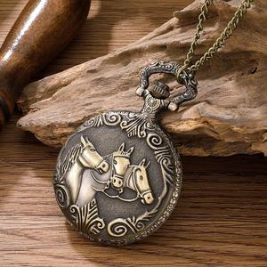 <span class=keywords><strong>Montre</strong></span> de poche vintage en alliage, boîtier rond en quartz, cadran de 47 mm, avec pendentif sculpté de trois chevaux au galop, collier pour homme et femme - Product Image 3