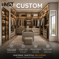 Système de dressing moderne sur mesure en U, armoire ouverte, îlot de rangement avec éclairage LED pour villa