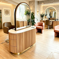 Station de coiffure moderne de luxe avec éclairage LED arqué, meuble cannelé en acier inoxydable et miroir de barbier pour salon de coiffure