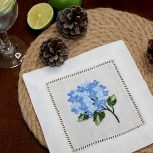 ผ้าเช็ดปากค็อกเทลผ้าลินิน 100% สีขาว ลายดอกไฮเดรนเยีย ทำมือ ขนาด 6x6 นิ้ว ใช้ซ้ำได้ ผ้ารองแก้วขนาดเล็ก ปักขอบ  รับสกรีนโลโก้ สำหรับงานวันเกิด - Product Image 3