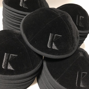 بيع بالجملة أسود مخملي يهودي Kippah للرجال مخصص شعار التطريز العرقية Yarmulka كل الفصول - Product Image 1