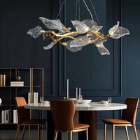 Lustre en résine à branches torsadées dorées, avec pampilles en verre et pétales en verre artistique, suspension linéaire de luxe à LED