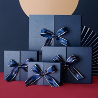 Boîte à bijoux carrée en bois bleu avec doublure en cuir, emballage cadeau personnalisé avec logo, YaNeng YN-LPH023, impression offset 4 couleurs/PMS