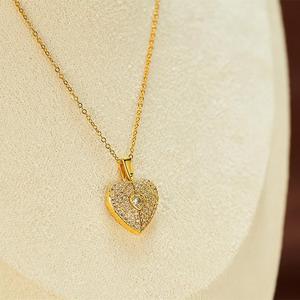 Collar con Colgante de Corazón Abierto con Alas de Ángel de Circonita y Acero Inoxidable PVD Resistente al Agua y al Deslustre para Grabado Láser - Product Image 6