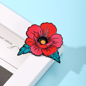 Broche de metal esmaltado con flor de amapola roja y hojas verdes, al por mayor - Product Image 1