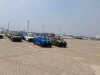 Mini camionnette électrique avec option conduite à droite, capacité de charge de 500 kg, idéale pour la logistique sur sites étroits et les travaux en courantier intérieur.