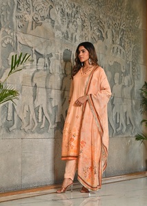 ชุดคุรตะผ้าไหมปักลายดอกไม้ด้วยมือแบบเรชม พร้อมผ้าคลุมไหล่ ลายพานาเช่ พีช ซารี - คารี แอนด์ ฟูล  ลดราคาพิเศษ - Product Image 3