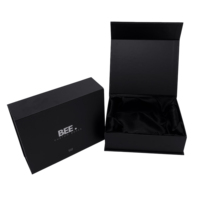 Caja de regalo magnética de lujo, Asa de cinta de embalaje, logotipo personalizado plegable, papel de cartón rígido duro, inserto de ropa negro y rosa