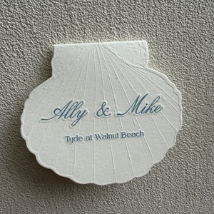 การ์ดเมนูงานแต่งงานรูปทรงเปลือกหอยแบบกำหนดเอง พิมพ์แบบ Letterpress บนกระดาษอาร์ตแบบนูน - Product Image 1