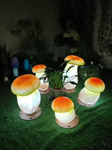 Petite lampe décorative en résine en forme de champignon avec lumière LED orange chaude pour la décoration intérieure, extérieure et paysagère - Product Image 5