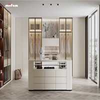 Dressing sur mesure en bois de noyer, placard du sol au plafond, armoire ouverte