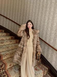 Cappotto Invernale di Lusso in Finta Pelliccia di Zibellino con Grande Cappuccio, Finto Zibellino Viola, Spesso e Caldo, Sexy Cappotto in Finta Pelliccia - Product Image 4