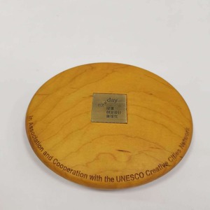 Venta directa de fábrica de trofeos de madera maciza creativos y personalizados, premios personalizables para eventos deportivos y empleados corporativos. - Product Image 3