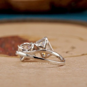 Bagues élégantes en diamant provenant de collections de joaillerie fine, présentant des motifs complexes, un éclat exceptionnel et une beauté intemporelle - Product Image 1