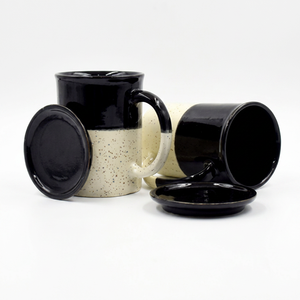 Tasses et mugs en grès noir moucheté avec couvercle – Tasse à café en céramique moderne avec poignée confortable pour la maison et le bureau - Product Image 1