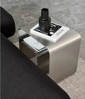 Table basse simple en acier inoxydable pour la détente. Différents styles de tables d'angle italiennes.