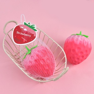 Jouet anti-stress créatif en plastique en forme de fraise à presser - Balle de simulation de fraise de qualité supérieure pour jeunes (15-35 ans) filles et garçons - Product Image 3