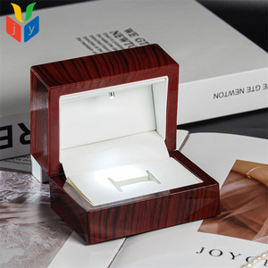 Sang trọng hạt gỗ LED ánh sáng hình chữ nhật vài vòng hộp đàn Piano sơn mài trắng PU miếng bọt biển biểu tượng tùy chỉnh hộp đồ trang sức - Product Image 4