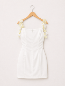 Robe moulante mini élégante blanche avec détails floraux sur les bretelles, sans manches, idéale pour les soirées, tissu doux de qualité supérieure, chic et moderne - Product Image 3