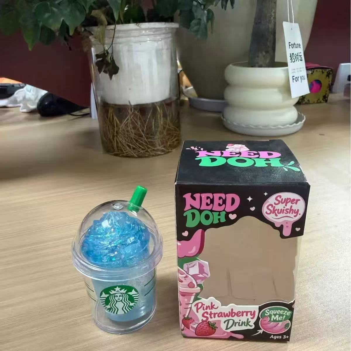 Jouet à presser en forme de tasse de thé au lait - bleu, en boîte.