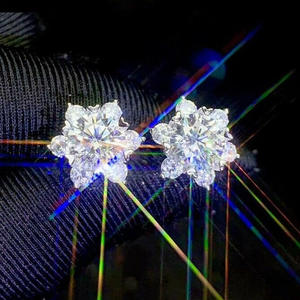 Orecchini in Oro Bianco con Diamanti Taglio Brillante Rotondo Colore D Naturali Certificati GIA Gioielli Classici da Donna per Matrimonio - Product Image 3