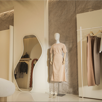 Présentoir en bois personnalisé de luxe léger pour vêtements pour femmes Mobilier de magasin suspendu avec étagères à panneaux de luxe