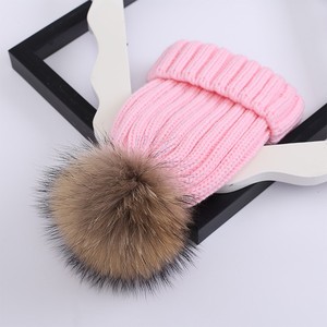 Moda mamma e io cappelli lavorati a maglia di colore abbinati con grande pelliccia di procione pompon addensare caldo cappello invernale per bambini - Product Image 3